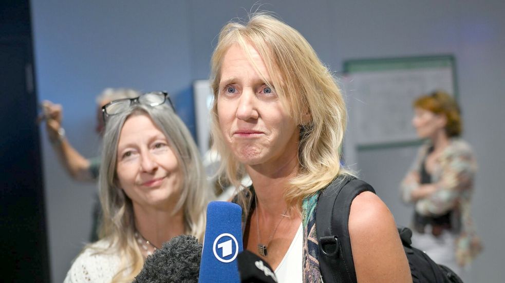 Kerstin (r.) und Carina berichteten von einer abenteuerlichen Reise nach Amman. Foto: Arne Dedert/dpa