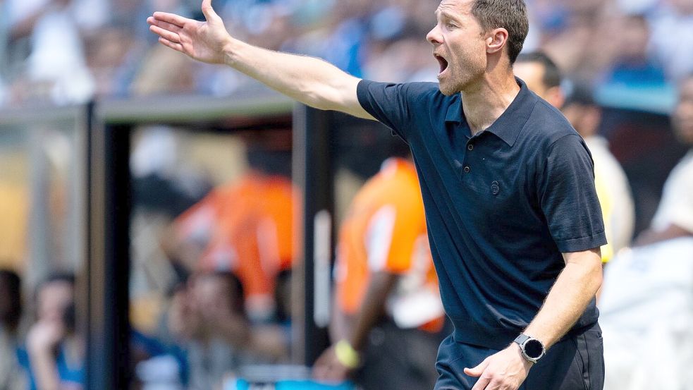 Engagiert am Spielfeldrand beim Real-Debüt: Xabi Alonso. Foto: Sven Hoppe/dpa