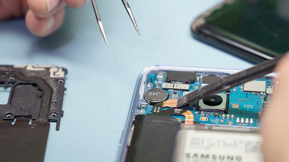 Ab dem 20. Juni sollen Kundinnen und Kunden mit dem Energielabel wissen, wie leicht ein Handy zu reparieren ist. (Symbolbild) Foto: Christian Charisius/dpa