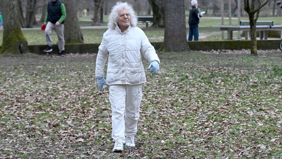 Der krebskranke Langhans beim Spaziergang im Münchner Luitpoldpark. (Archivbild) Foto: Felix Hörhager/dpa