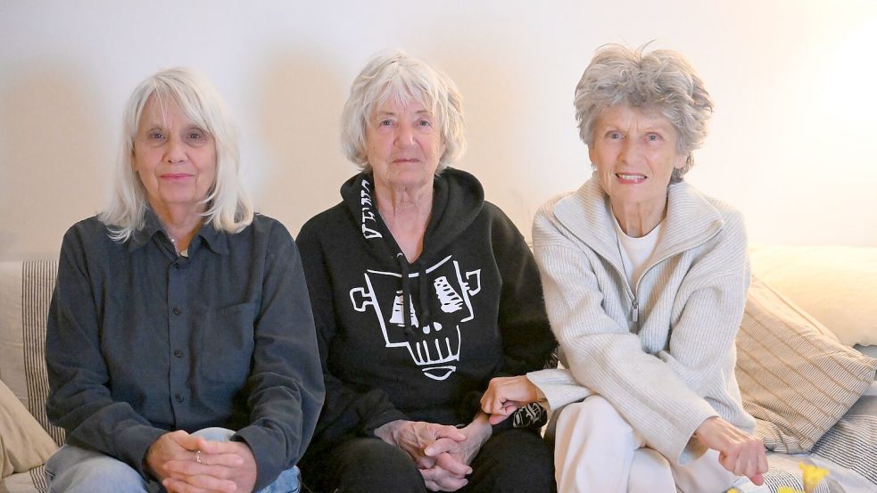 Die Gefährtinnen von Rainer Langhans: Gisela Getty, Christa Ritter und Brigitte Streubel (von links nach rechts). (Archivbild) Foto: Felix Hörhager/dpa