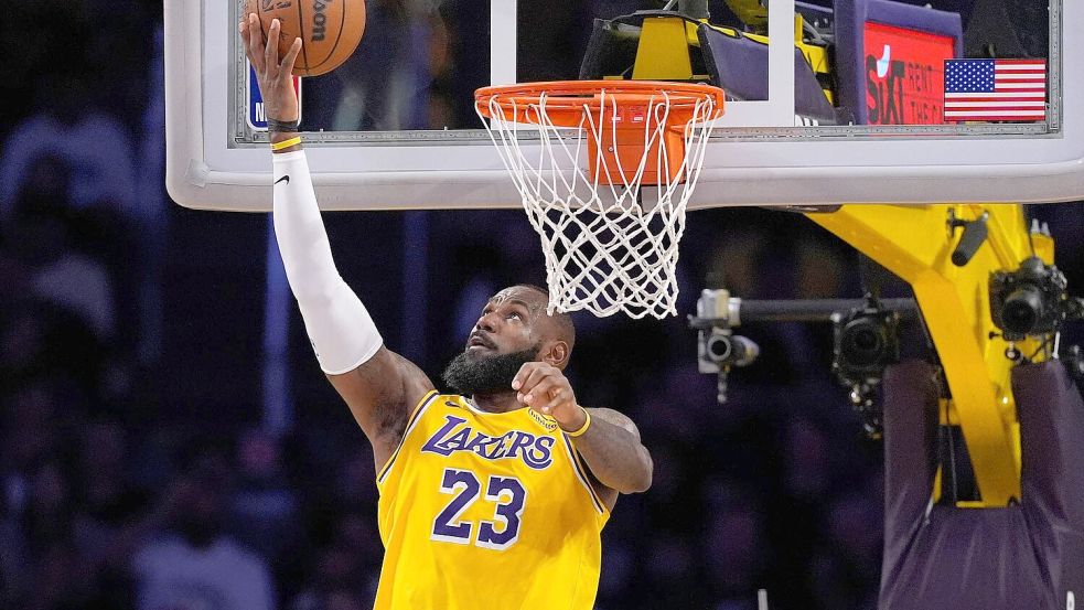 Basketball-Superstar LeBron James und die Los Angeles Lakers sollen einen neuen Eigentümer bekommen. Foto: Mark J. Terrill/AP/dpa