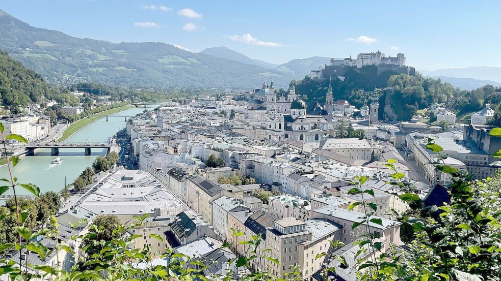 Festspielstadt schlechthin: Ausblick vom Mönchsberg auf Salzburg. (Archivbild) Foto: Anita Arneitz/dpa-tmn