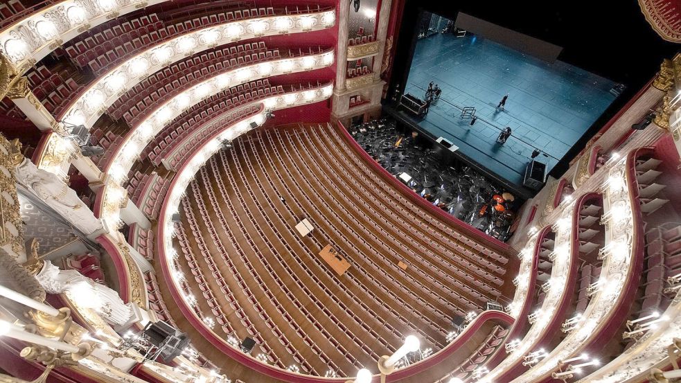 Blick in den Innenraum der Bayerischen Staatsoper in München. (Archivbild) Foto: Sven Hoppe/dpa