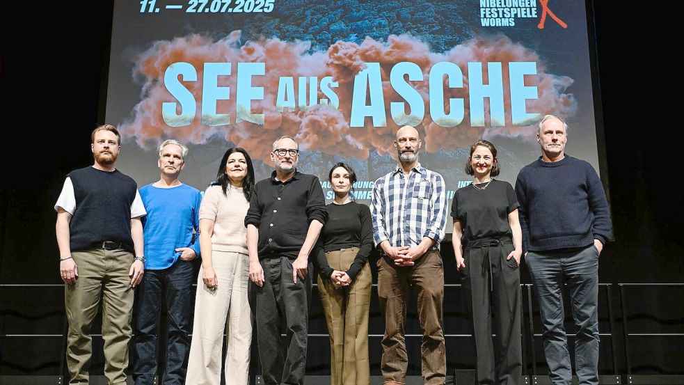 Von links nach rechts: Eivin Nilsen Salthe (l-r), Hans-Werner Leupelt, Jasmin Tabatabai, Dramatiker und Autor Roland Schimmelpfennig, Regisseurin Mina Salehpour, sowie die Schauspieler Andreas Grötzinger, Lisa Natalie Arnold und Wolfram Koch bei einer Pressekonferenz zu den Wormser Festspielen. (Archivbild) Foto: Uwe Anspach/dpa