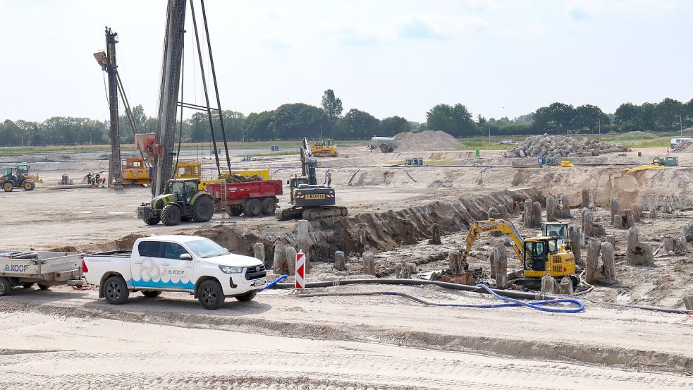 Links sieht man zwei der großen Rammen, rechts die in die Erde getriebenen Gründungspfähle.Foto: Romuald Banik