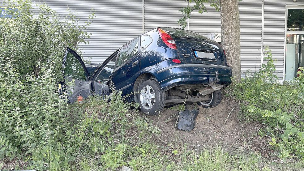 Dieser Nissan wurde aus dem Kreisverkehr am Dreekamp in Aurich getragen und landete auf einem Wall. Foto: Matthias Hippen