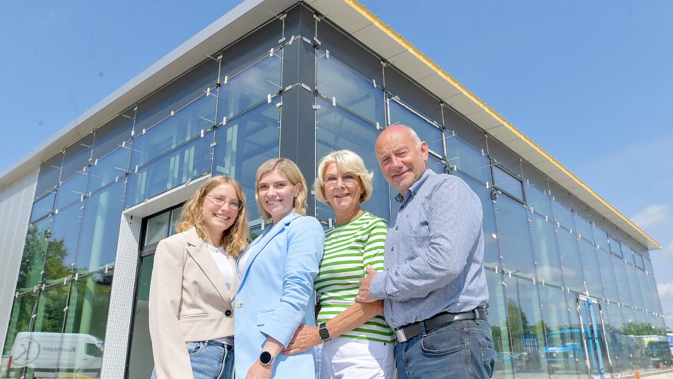 Die Geschäftsführerinnen Christine (von links) und Svenja Rolf-Weers mit ihren Eltern und Eigentümern des Betriebs, Sabine und Hans-Wilhelm Rolf. Foto: Klaus Ortgies