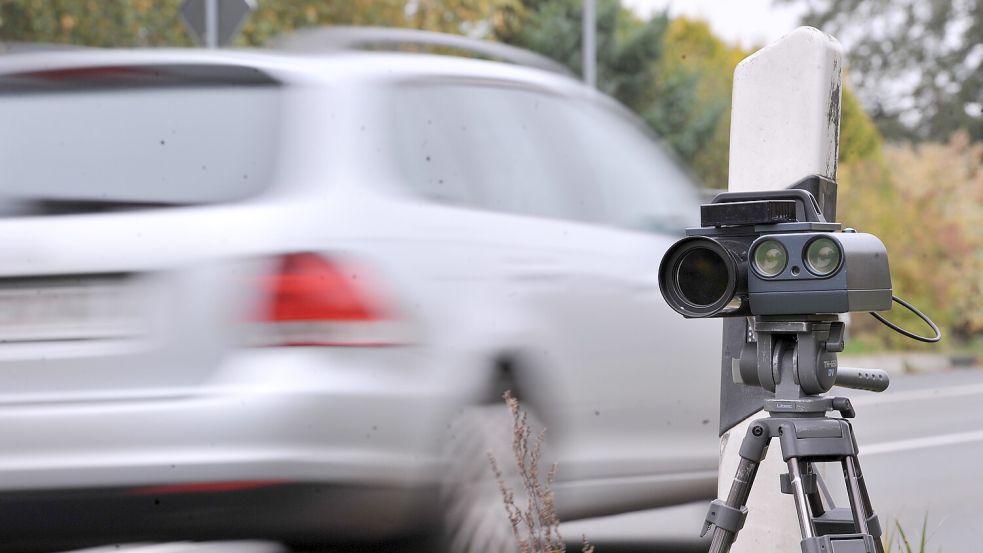 Man weiß nie, wo die mobile Radarkontrolle im Landkreis Leer gerade steht. Damit sollen Autofahrer jederzeit rechnen. Foto: Klaus Ortgies/Archiv