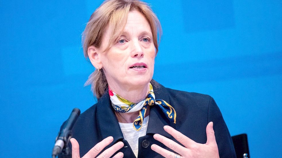 Die neue Bundesbildungsministerin Karin Prien (CDU) unterstützt ein Verbot der privaten Handynutzung an Grundschulen. Foto: Daniel Bockwoldt/dpa