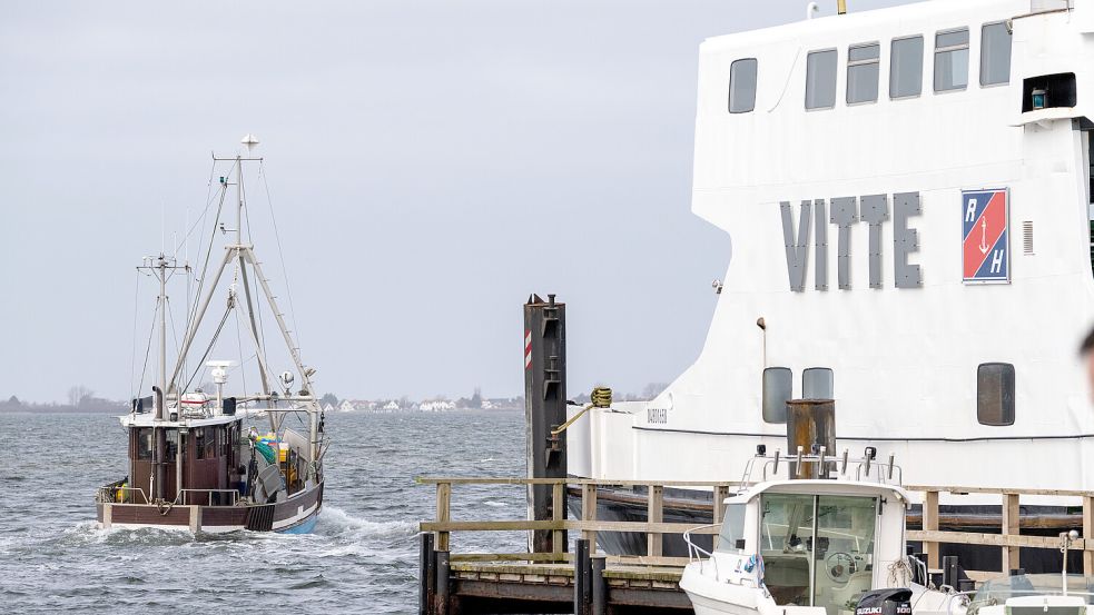 Vor der Insel Hiddensee ist eine Fähre auf Grund gelaufen. Foto: dpa/Stefan Sauer