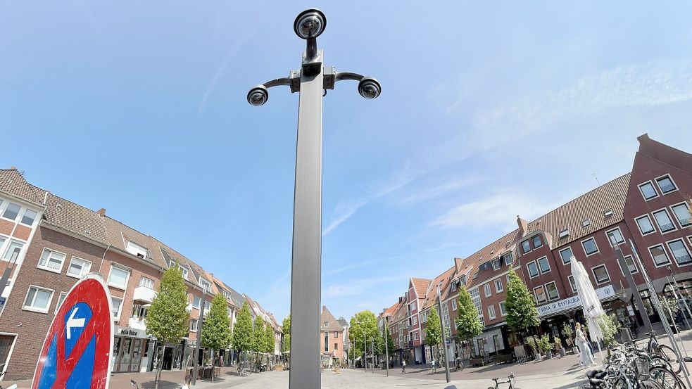 Drei Masten, neun Kameras, alles ausgeleuchtet und sogar Tonaufnahmen möglich: die Videoüberwachung auf dem Neuen Markt in Emden. Fotos: Klaus Ortgies