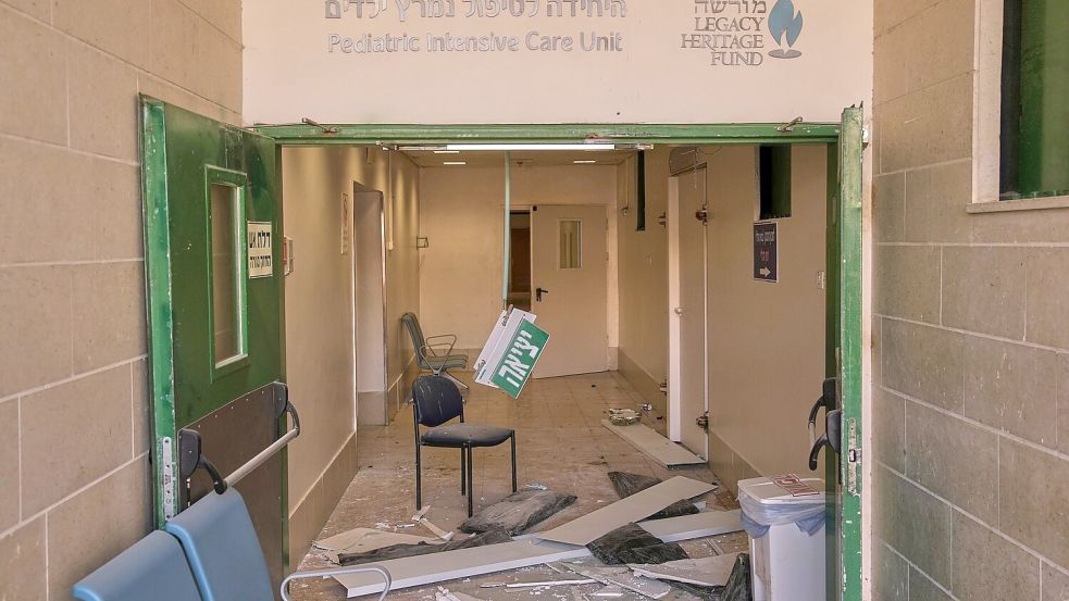 Schäden im israelischen Krankenhaus. Foto: Leo Correa/AP/dpa