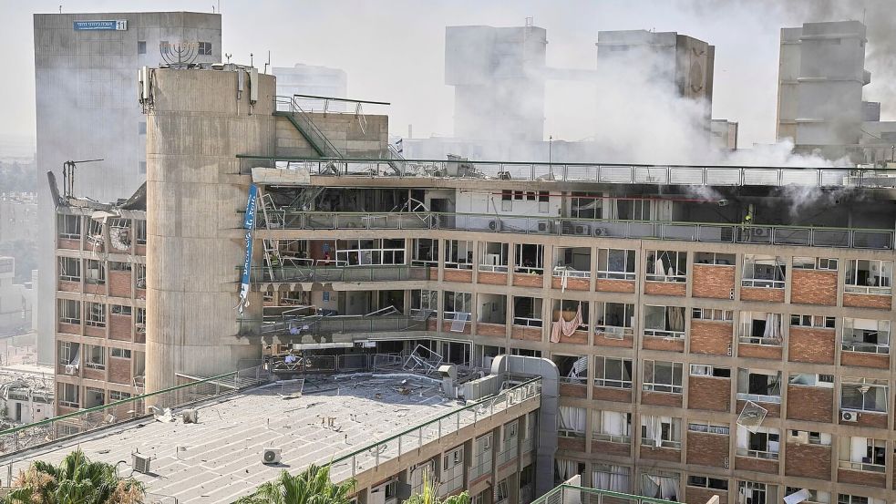 Rauch steigt aus einem Gebäude des Soroka-Krankenhauses auf. Foto: Leo Correa/AP/dpa