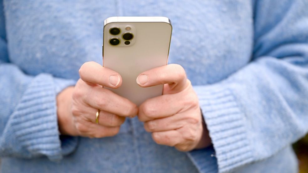 Das ungute Gefühl gegenüber neuen digitalen Anwendungen ist bei älteren Menschen besonders stark ausgeprägt. Foto: Bernd Weißbrod/dpa