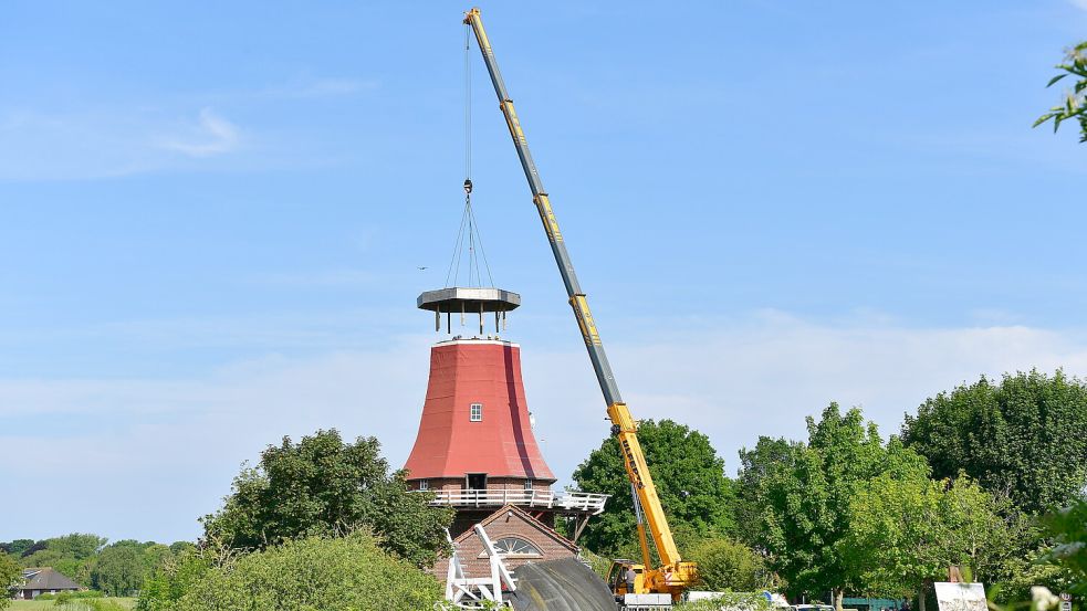 Gerade erst wurde der Roten Mühle in Greetsiel ihr Drehkranz wieder aufgesetzt, am 24. Juni 2025 folgt die Kappe. Dazu ist ein noch größerer Kran nötig. Foto: Heinz Wagenaar