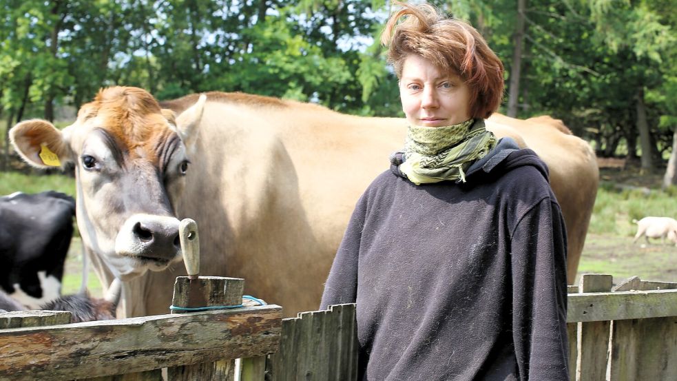 Jenny Conrad mit Ochse Gimli am Gatter zur Rinder- und Schweineweide. An ihm führt kein Weg vorbei. Foto: Nicole Böning