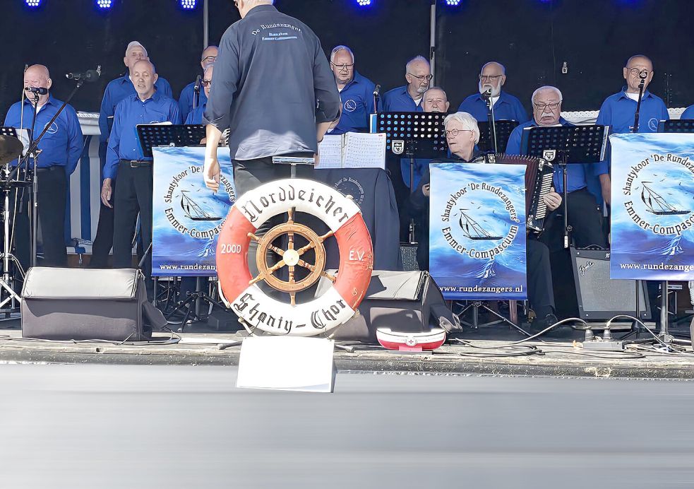 Der Norddeicher Shanty-Chor im Einsatz. Foto: Erwin Ritz
