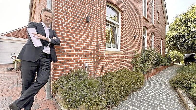 Immobilienmakler Bastian Lorey führt Interessierte auf Wunsch durch den alten Gulfhof in Petkumer Münte. Foto: Stephanie Tomé