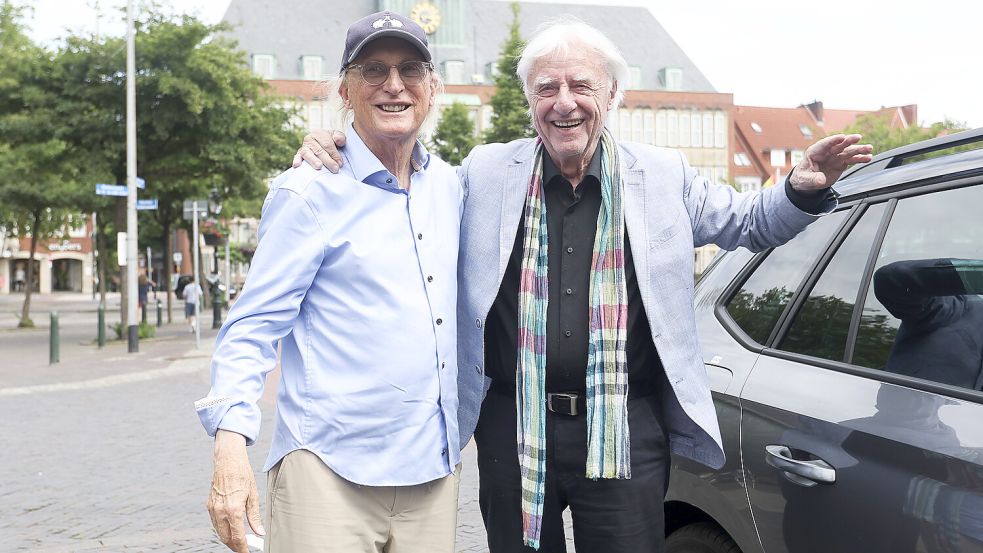 Der Schweizer Kabarettist Emil Steinberger (rechts) war in Emden, um seinen Film „Typisch Emil“ beim Filmfest vorzustellen. Am Festival-Samstag traf er den Komiker Otto Waalkes und wurde von ihm durchs Otto-Huus geführt. Die beiden kennen sich seit Jahren. Foto: Jens Doden