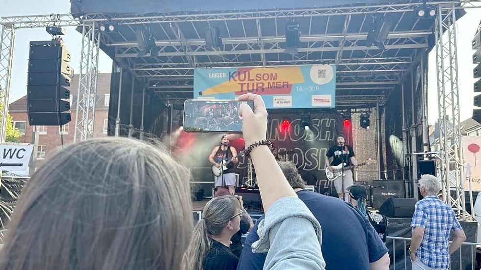 2024 gab es erstmals die Veranstaltung „Alte Post goes Neuer Markt“ mit Bands aus dem Jugendzentrum „Alte Post“. Jetzt ist das Format am Hafentor. Foto: Mona Hanssen/Archiv