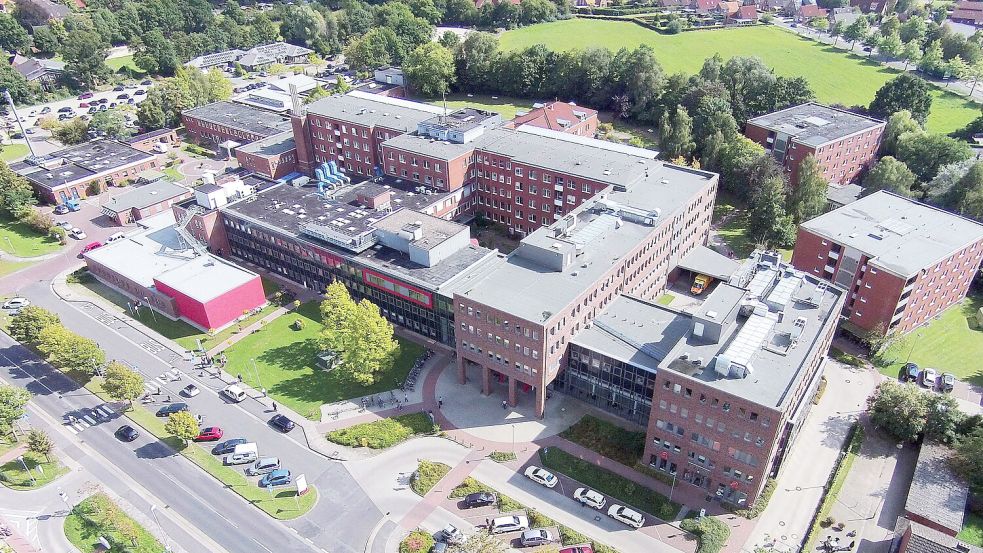 Die Ubbo-Emmius-Klinik in Aurich. Noch ist weitestgehend unklar, was mit dem Gebäude nach Eröffnung der Zentralklinik in Uthwerdum passiert. Foto: Anevita