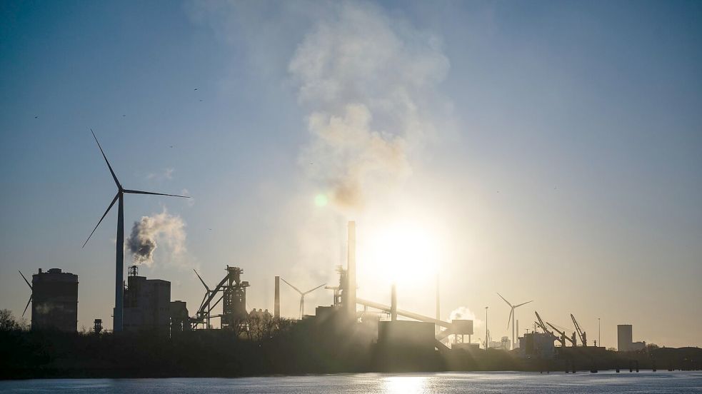 So schnell wie erhofft wird deutscher Stahl nicht grün, das heißt ohne CO2-Ausstoß hergestellt. (Symbolbild) Foto: Sina Schuldt/dpa