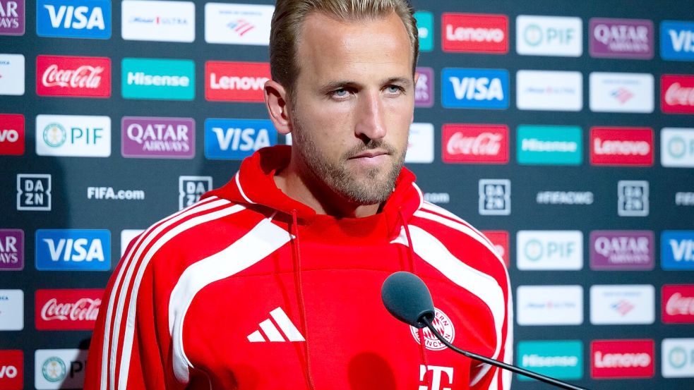 Harry Kane beantwortet Reporterfragen im Hard Rock Stadium. Foto: Sven Hoppe/dpa