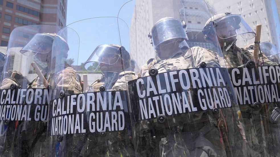 Die US-Nationalgarde setzt Tränengas ein, während sie versucht, die Demonstranten vor dem Metropolitan Detention Center in der Innenstadt von Los Angeles zu räumen. Foto: dpa/Jae Hong