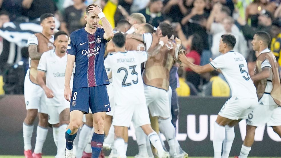 Paris Saint-Germain, hier mit Fabián Ruiz, verlor sensationell mit 0:1 gegen den brasilianischen Vertreter Botafogo. Foto: Gregory Bull/AP/dpa