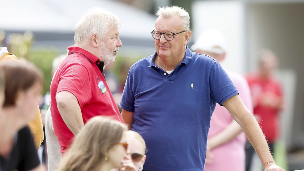 Johannes Poppen (rechts) freut sich auf die neue Saison und auch die Spiele im Ostfriesland-Cup (links Organisator Manfred Bloem). Archivfoto: Doden/Emden