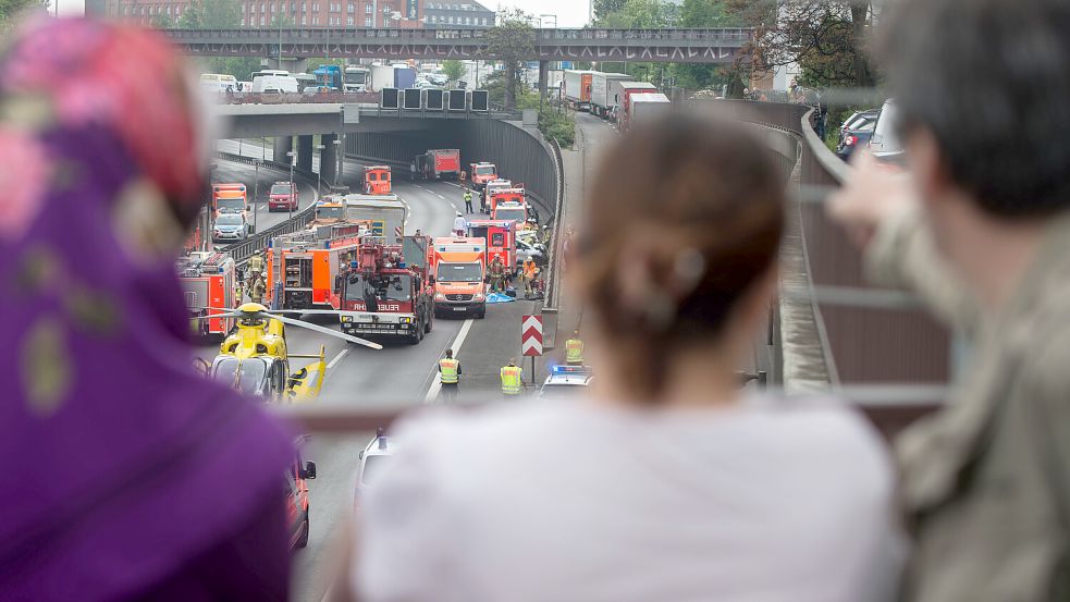 Schaulustige verfolgen nach einem schweren Unfall die Rettungsarbeiten. Manche Gaffer schrecken nicht davor zurück, Rettungskräfte zu behindern. Foto: dpa/Lino Mirgeler