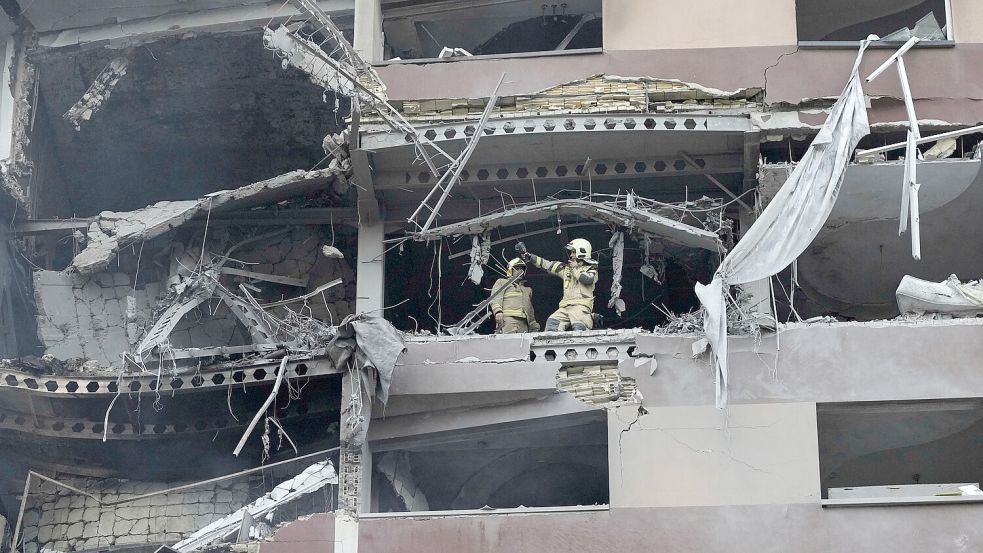 Feuerwehrleute arbeiten nach israelischen Angriffen am Ort einer Explosion in einer Wohnanlage im Norden von Teheran. Foto: Vahid Salemi/dpa/AP