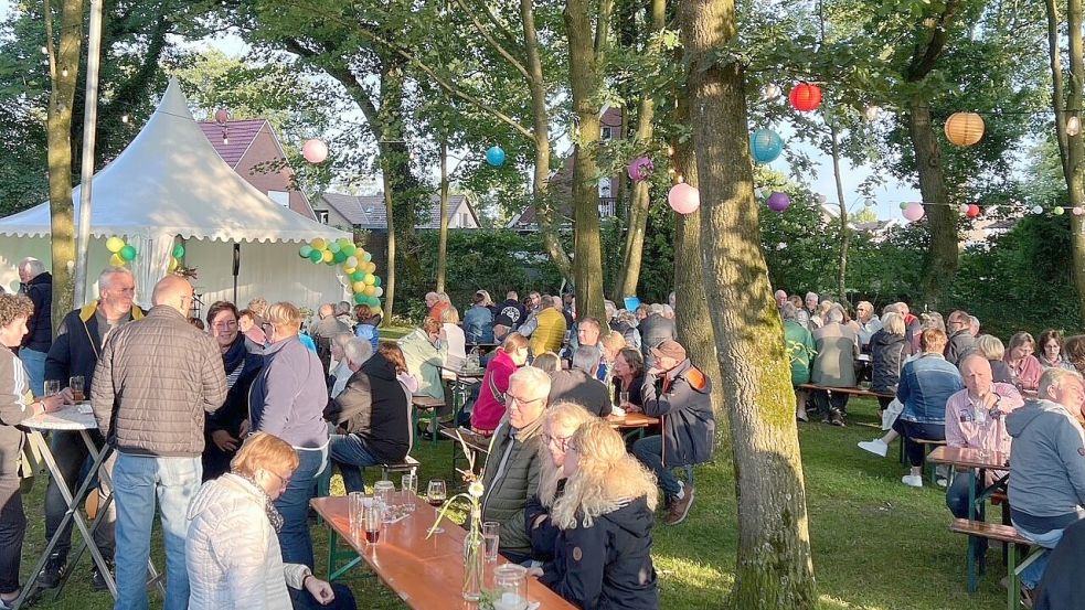 Das jährliche Mittsommerfest in Hesel findet wieder am 21. Juni 2025 statt. Das Foto entstand im vergangenen Jahr – inzwischen wurde der Park neu gestaltet. Foto: privat
