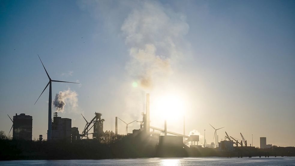 <p>Das Stahlwerk an der Weser im Sonnenaufgang. Das Stahlwerk von ArcelorMittal in Bremen soll nun doch nicht auf die Produktion von sogenanntem grünen Stahl umgestellt werden. (zu dpa: «IG Metall will Stahlgipfel: «Geht um Tausende Arbeitsplätze»»)</p> Foto: Sina Schuldt/dpa