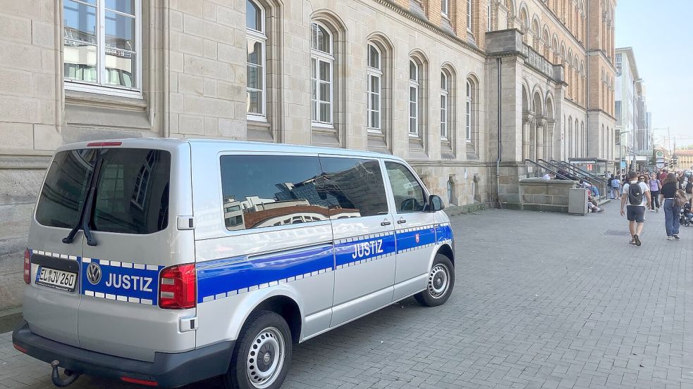 Am Landgericht Osnabrück musste sich seit März ein 57-jähriger Mann verantworten. Nun sah es die 6. Große Strafkammer als erwiesen an, dass er im Oktober 2024 eine Frau auf ihrer Terrasse in Dörpen ermordet hat. Foto: Gerd Schade