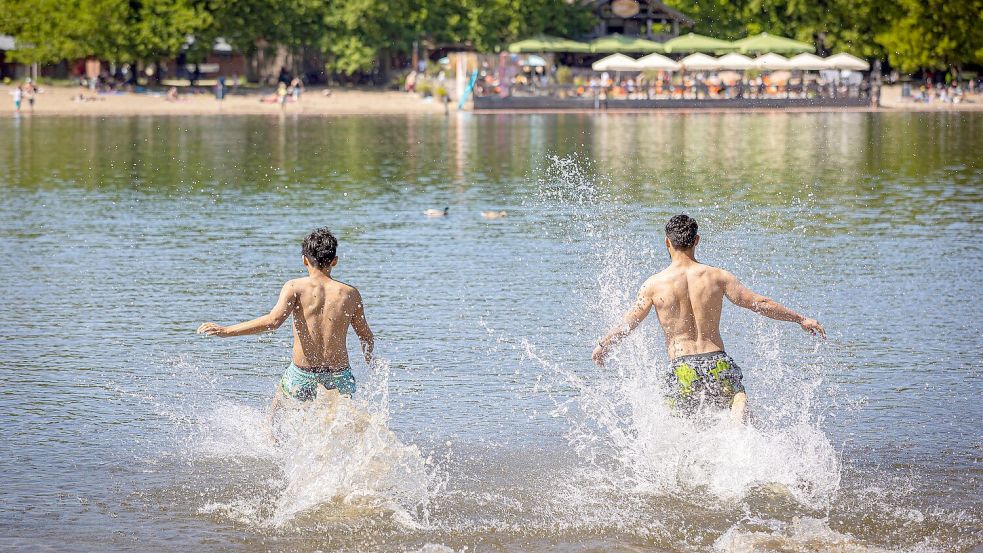 Wo kann man bedenkenlos ins Wasser hüpfen? Die EU-Umweltagentur zeigt das in ihrem jährlichen Badegewässerbericht auf. (Archivbild) Foto: Moritz Frankenberg/dpa