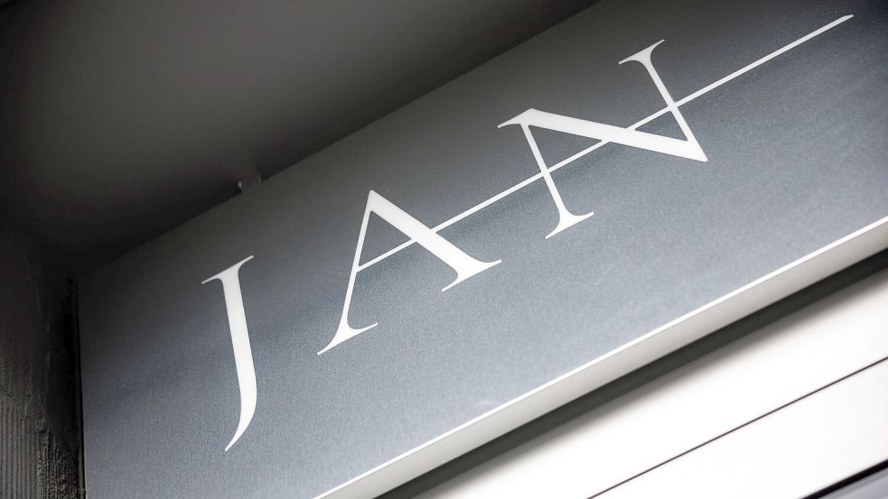 Schriftzug vom Restaurant „Jan“ in München. (Archivbild) Foto: Matthias Balk/dpa