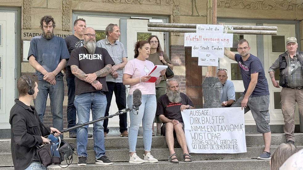 Zerrin Mentjes, Organisatorin der Demo, hielt eine kurze „Grabrede“ für die Notfallversorgung in Emden. Fotos: Mona Hanssen