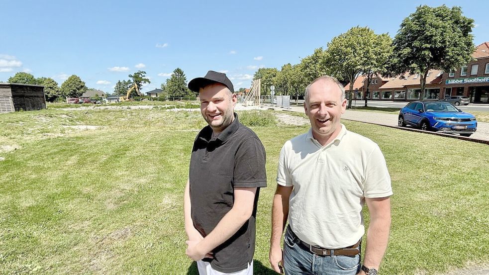 Jetzt kann es mit dem Bau des Marktes auf dieser Fläche losgehen, gaben Patrick Eckhoff von der Fleischerei Eckhoff und Michael Otto von Real-Immobilien bekannt. Foto: Karin Lüppen