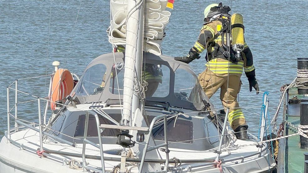 Die Feuerwehr untersuchte das Boot auf Glutnester. Foto: Feuerwehr Hooksiel
