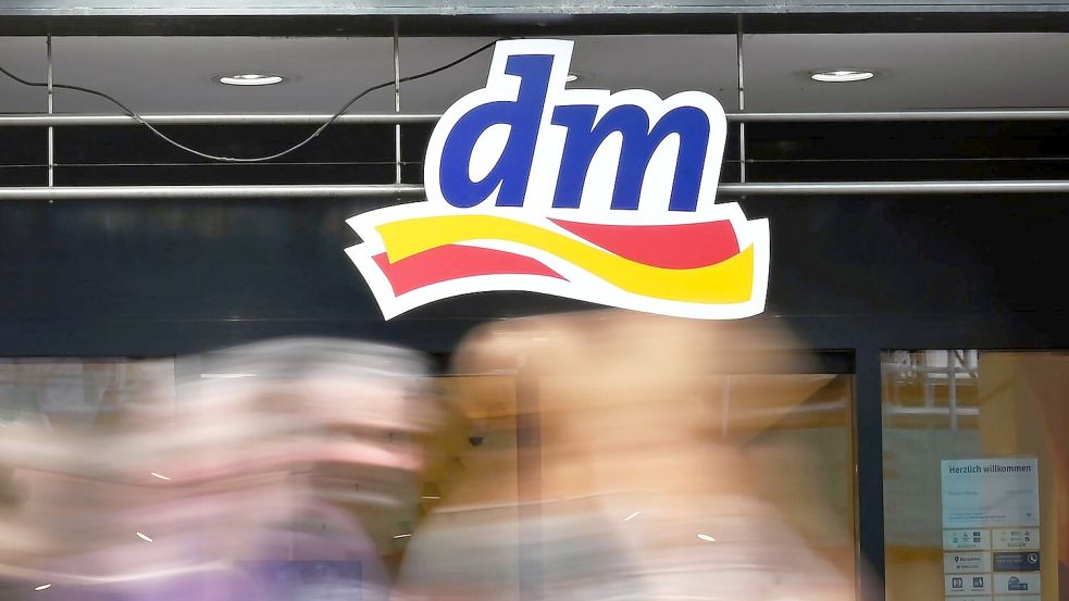 Aus Gründen des Verbraucherschutzes ruft dm ein Handserum zurück. (Archivbild) Foto: Uli Deck/dpa