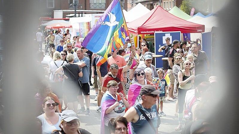 Bunt: der CSD in Emden. Während der Veranstaltung hatte die Polizei ein Auge auf mögliche Gegner. Fotos: Jens Doden