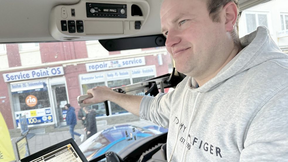 Benedikt Lefeld am Steuer eines Traktors. Foto: Manuel Wozniak
