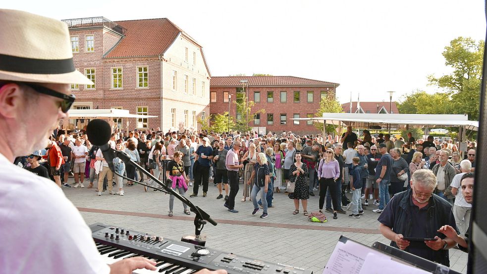 Hunderte Musikfans zog es am Donnerstagabend, 19. Juni 2025, zur Bühne auf dem Marktplatz in Pewsum. Foto: Heinz Wagenaar