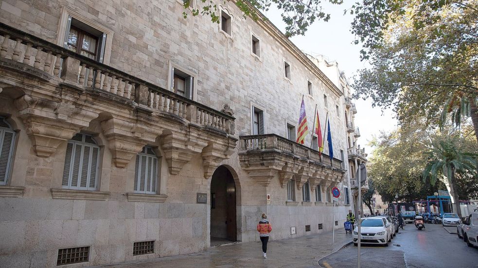 Ein deutscher Urlauber ist vom Landgericht in Palma auf Mallorca vom Vorwurf des versuchten Polizistenmordes freigesprochen worden. Er erhielt eine zweijährige Bewährungsstrafe wegen Körperverletzung und Widerstands gegen die Staatsgewalt. (Archivbild) Foto: Clara Margais/dpa