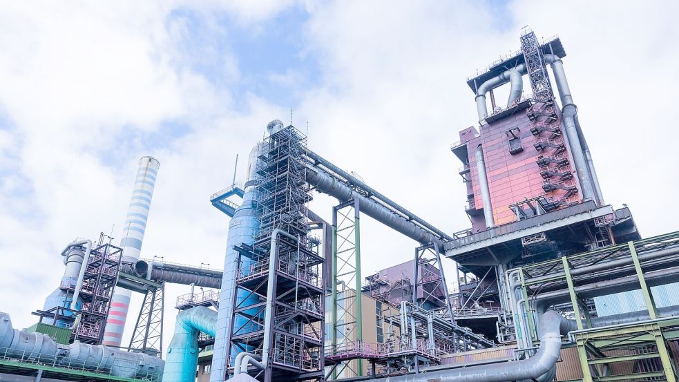 Bei Thyssenkrupp Steel in Duisburg soll eine neue Direktreduktionsanlage die Hochöfen 8 und 9 ersetzen. Die neue Anlage ist bereits in Bau. (Archivbild) Foto: Rolf Vennenbernd/dpa