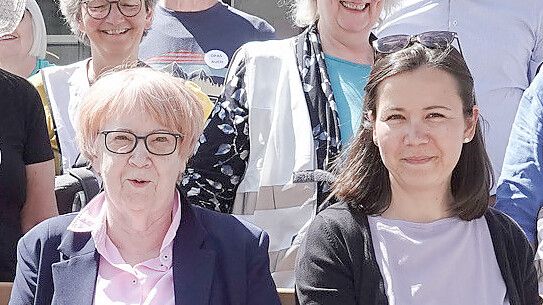 Ingeborg Hartmann-Seibt (SPD, links) gibt ihr Mandat im Stadtrat zurück und macht den Weg frei für Nachrückerin Claudia Stolte (SPD). Foto: Helmut Vortanz