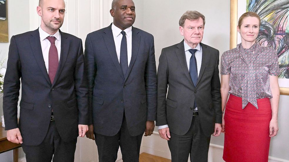 Eine Woche nach Kriegsbeginn bemühen sich Außenminister Johann Wadephul (CDU), seine Kollegen aus Frankreich und Großbritannien sowie die EU-Außenbeauftragte Kaja Kallas bei einem Treffen mit dem iranischen Außenminister um Deeskalation. Foto: Fabrice Coffrini/KEYSTONE POOL AFP/dpa