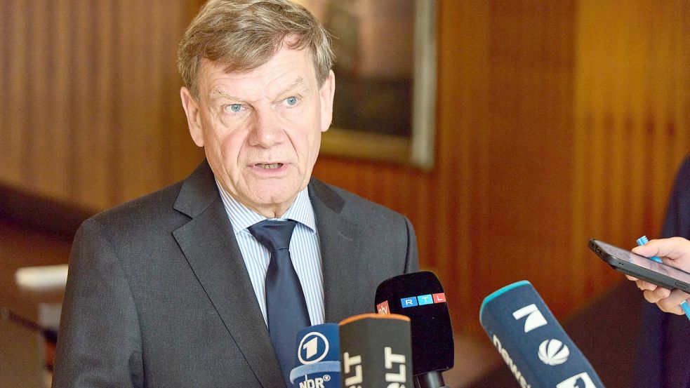 Außenminister Johann Wadephul (CDU) formulierte schon vor dem Abflug nach Genf am Rande eines Termins in Kiel einen Forderungskatalog an den Iran. Foto: Georg Wendt/dpa